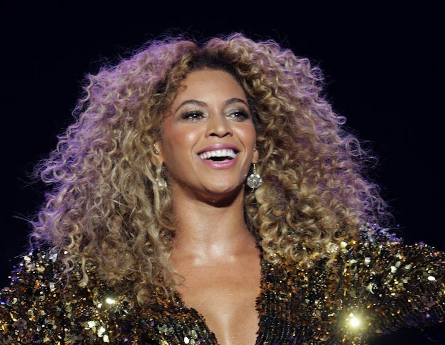 Beyoncé voluminous curly hairstyle