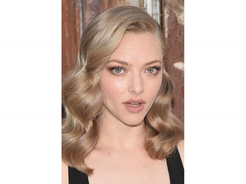 Medium blonde Hollywood waves