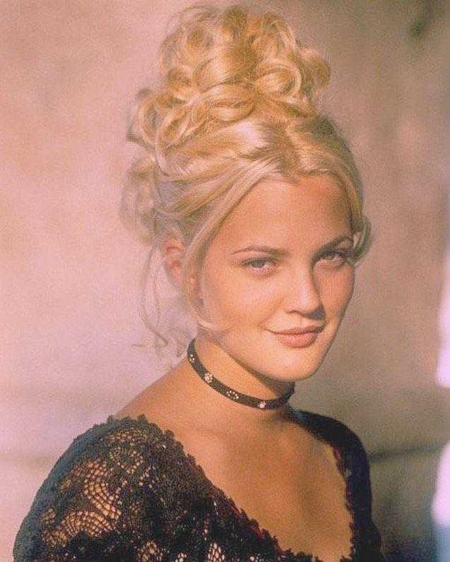 Blonde messy prom updo