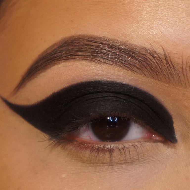 Smoky black cut crease eyeliner makeup