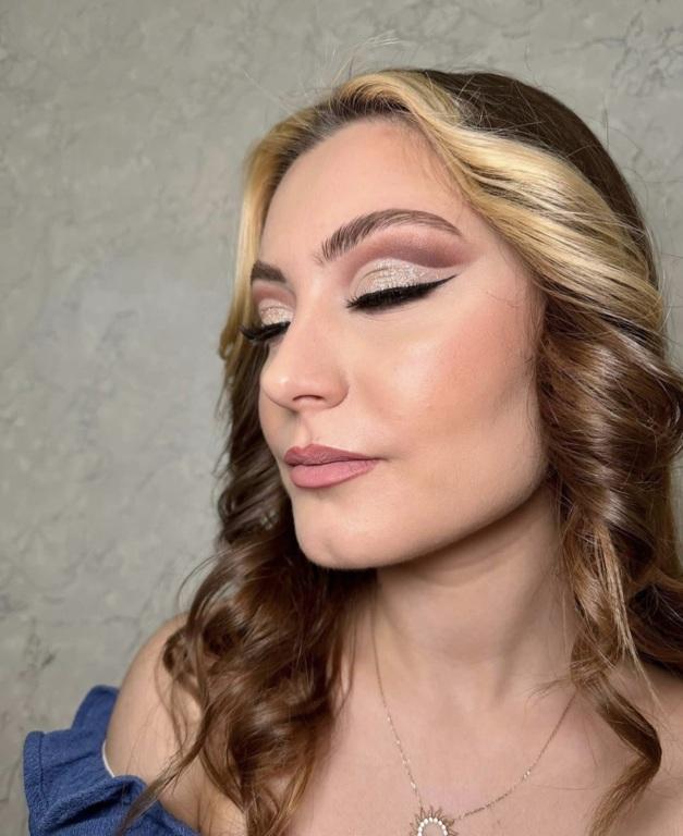 Warm metallic cut crease eyeliner look
