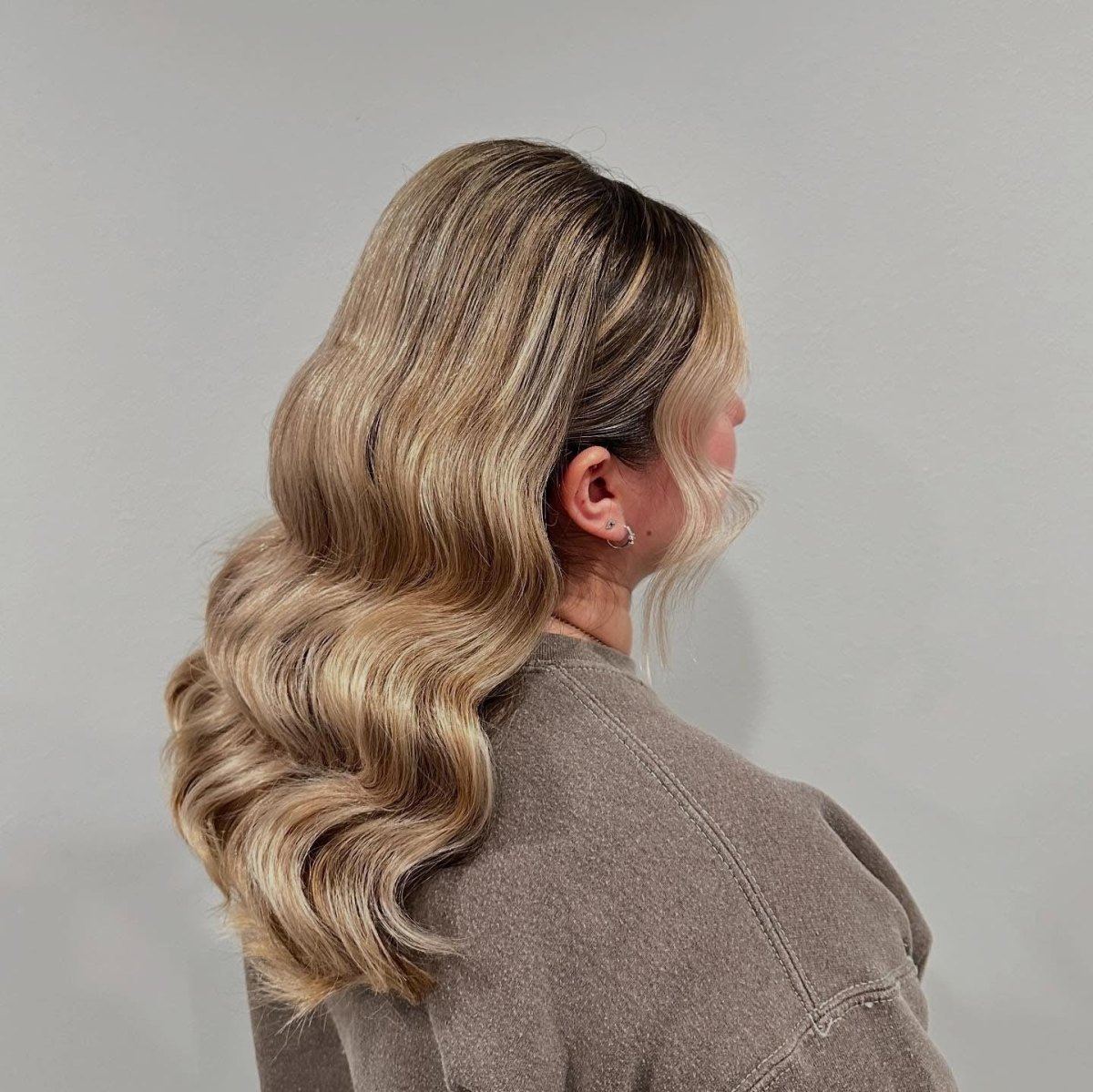 Champagne blonde glam waves