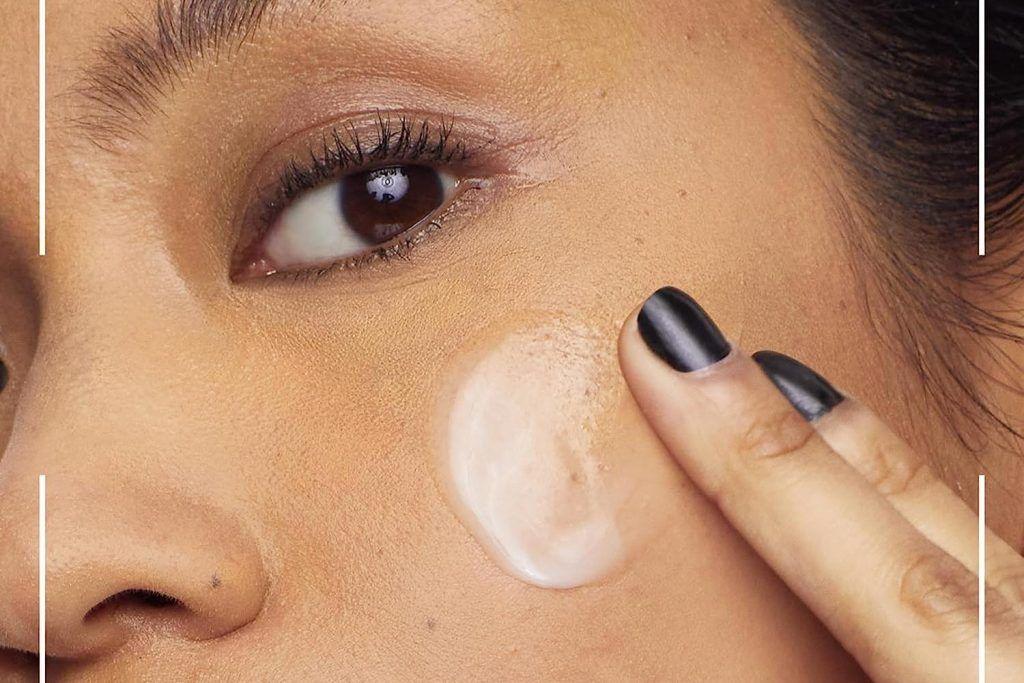 Ariana Grande makeup tutorial eyeliner closeup