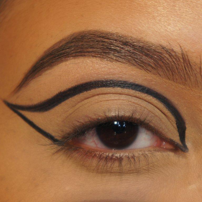 Soft halo cut crease eyeliner with lashes