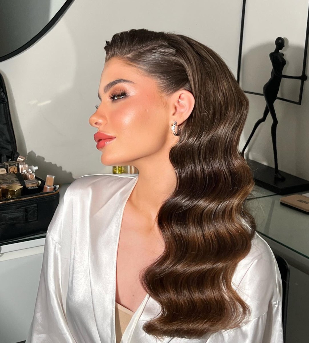 Sleek finish Hollywood waves
