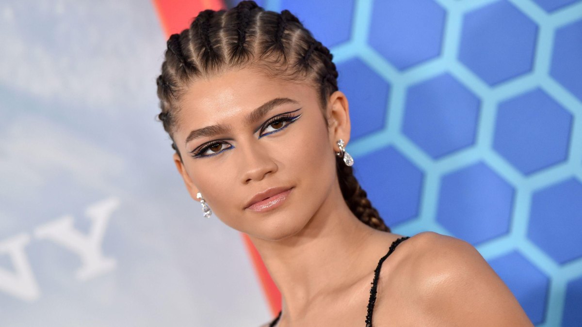 Zendaya smoky eye makeup premiere look