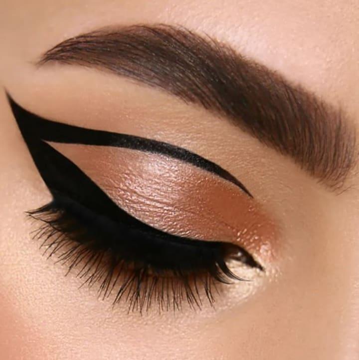 Graphic black cut crease eyeliner statement