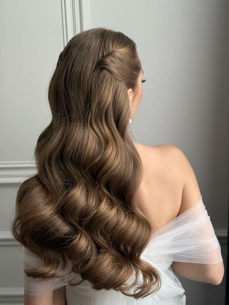 Elegant evening Hollywood waves