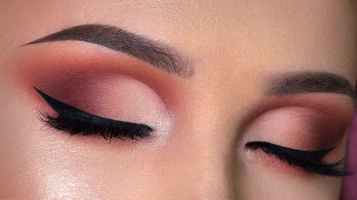 Lifted winged cut crease eyeliner
