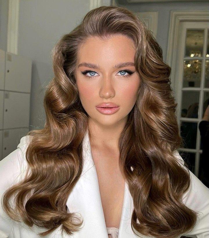 Voluminous crown Hollywood waves