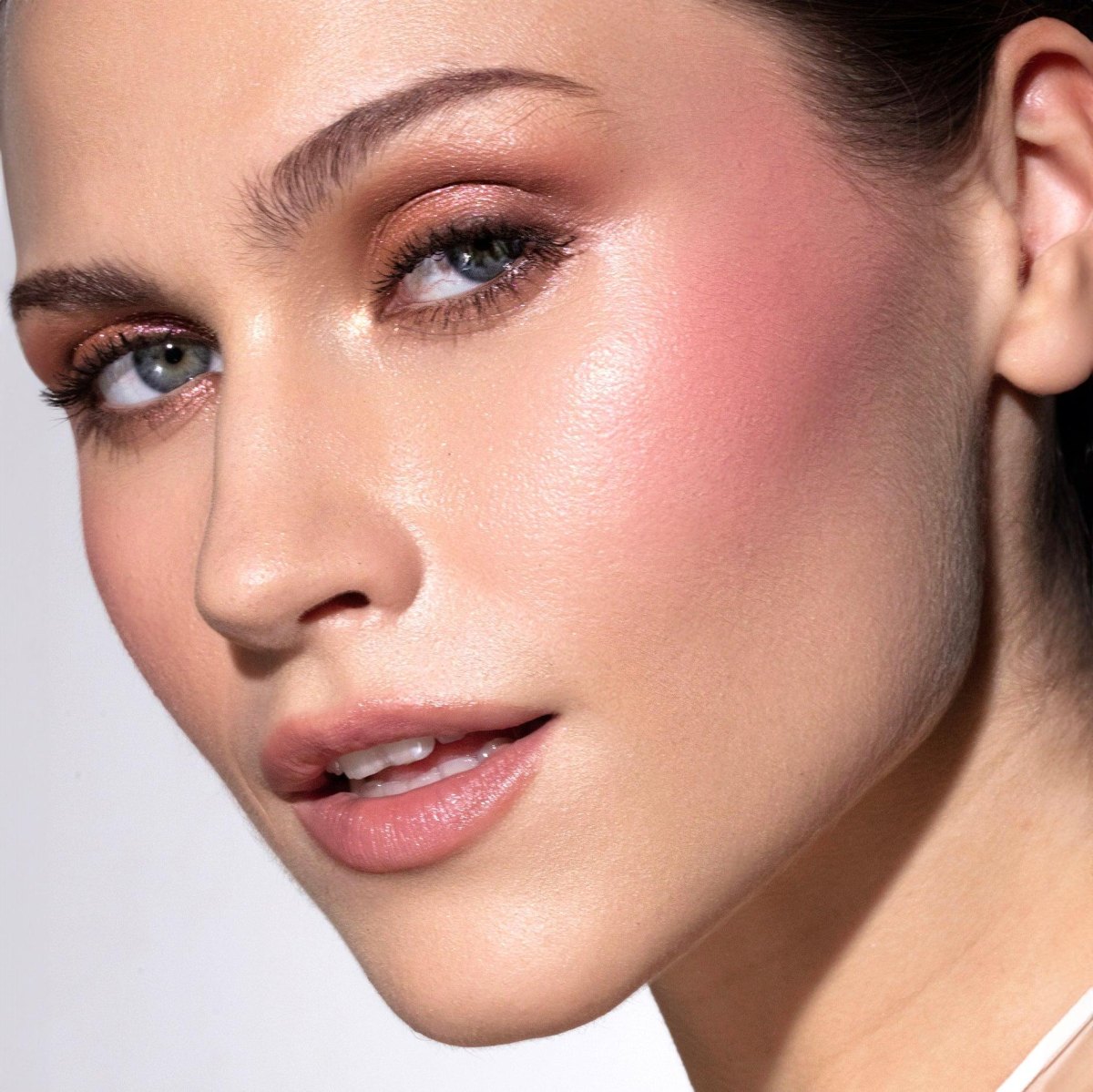 Bronze highlight with rosy blush makeup
