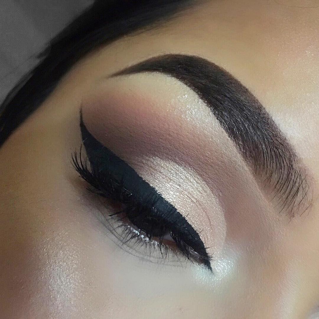 Inner corner cut crease eyeliner detail