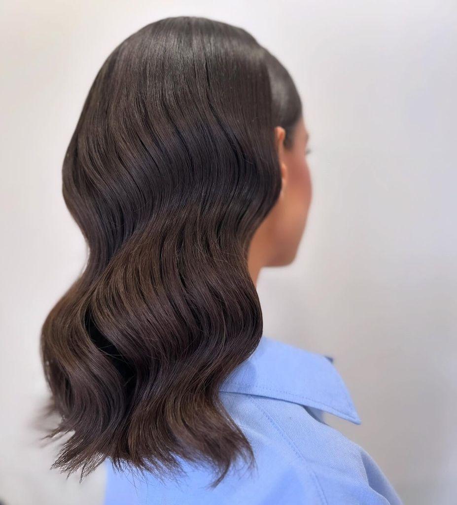 Natural dark minimalist waves