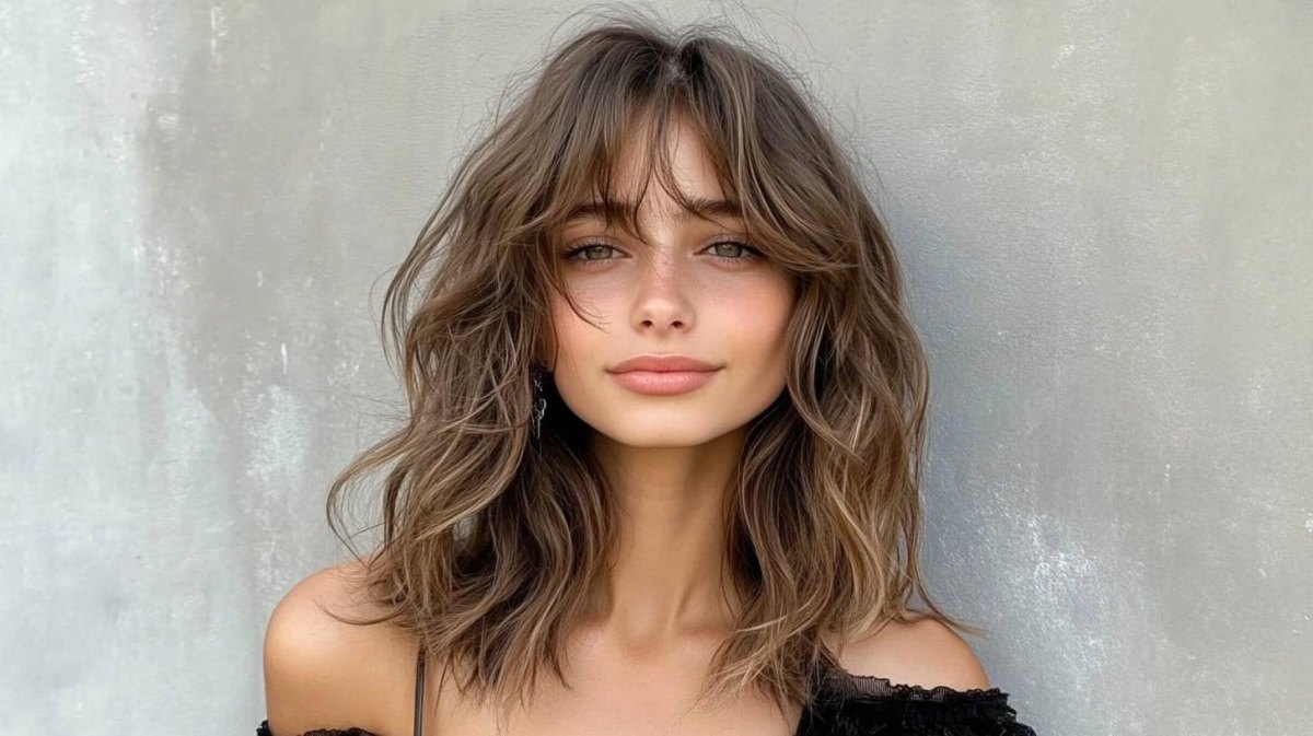 Shaggy layered haircut with bangs