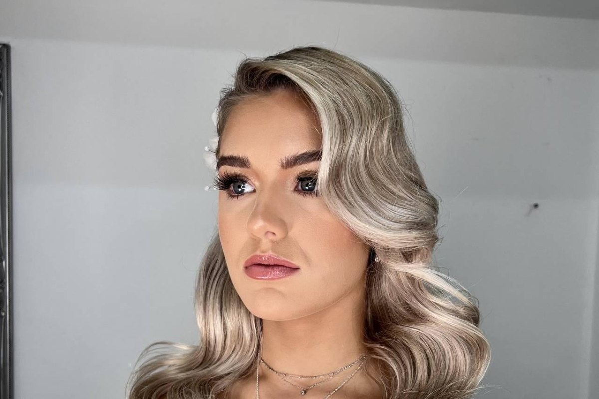 Side swept Hollywood waves blonde hair