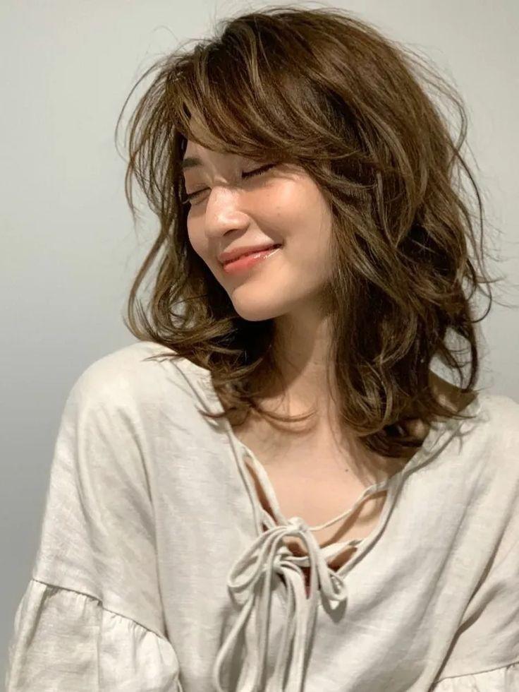 Loose curls wolf cut style