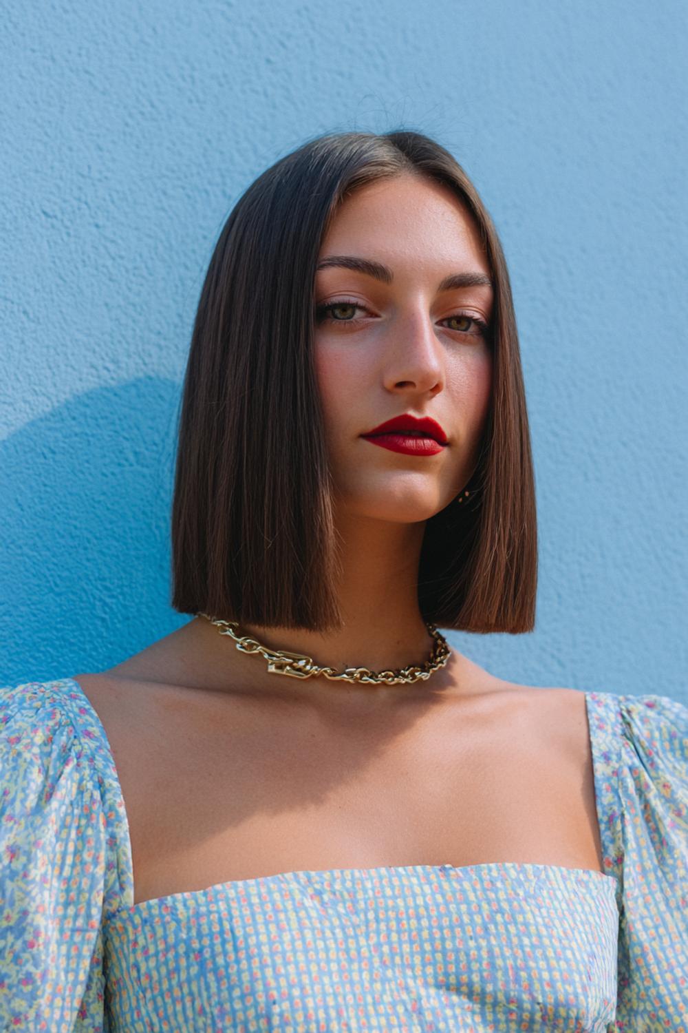 4. Trendy Hair Looks 2026: Blunt Collarbone Lob with Center Part