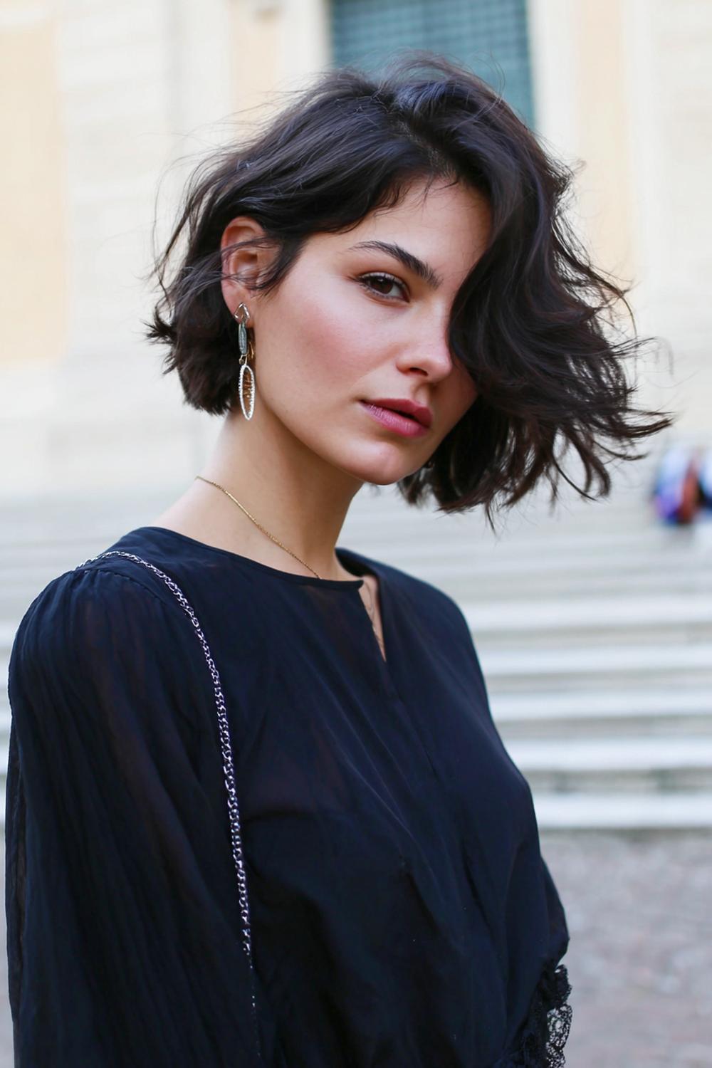 7. Trendy Hair Looks 2026: Italian Bob with Deep Side Sweep